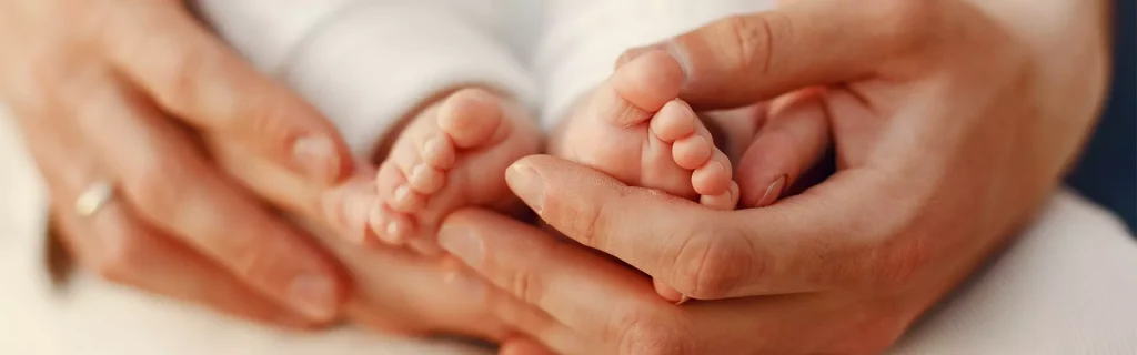 Bebé y manos - Cómo solicitar el certificado de nacimiento por internet - CertificadoElectronico.es