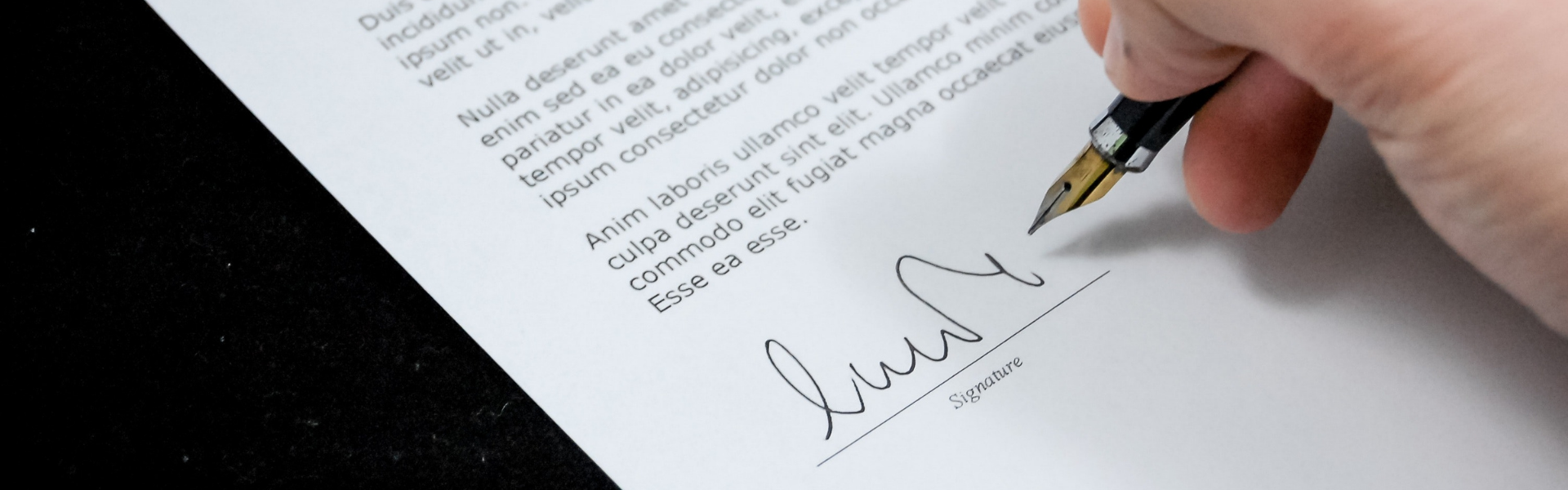 Persona firmando - Cómo hacer una firma digital - CertificadoElectronico.es