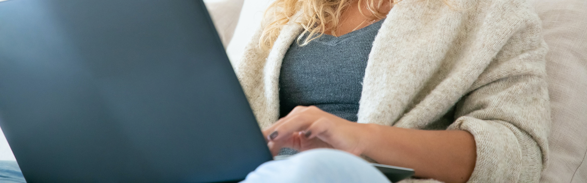 Mujer usando un portátil - Descubre cómo renovar el paro online - CertificadoElectronico.es