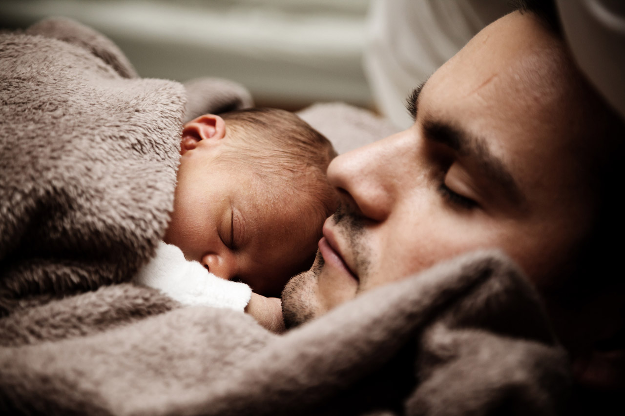 hombre durmiendo con recien nacido - solicitar prestacion maternidad - certificadoelectronico.es