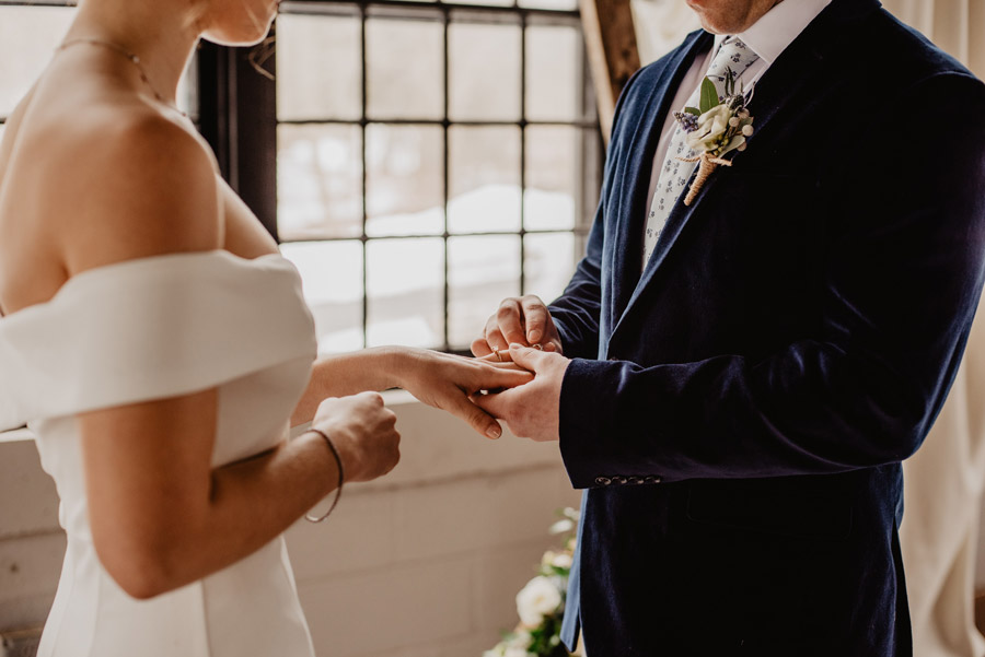 pareja en boda intercambiando anillos - certificado de matrimonio online - certificadoelectronico.es