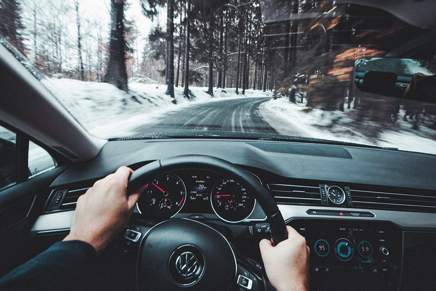 conductor en coche en campo con nieve - certificado puntos dgt - certificadoelectronico.es 