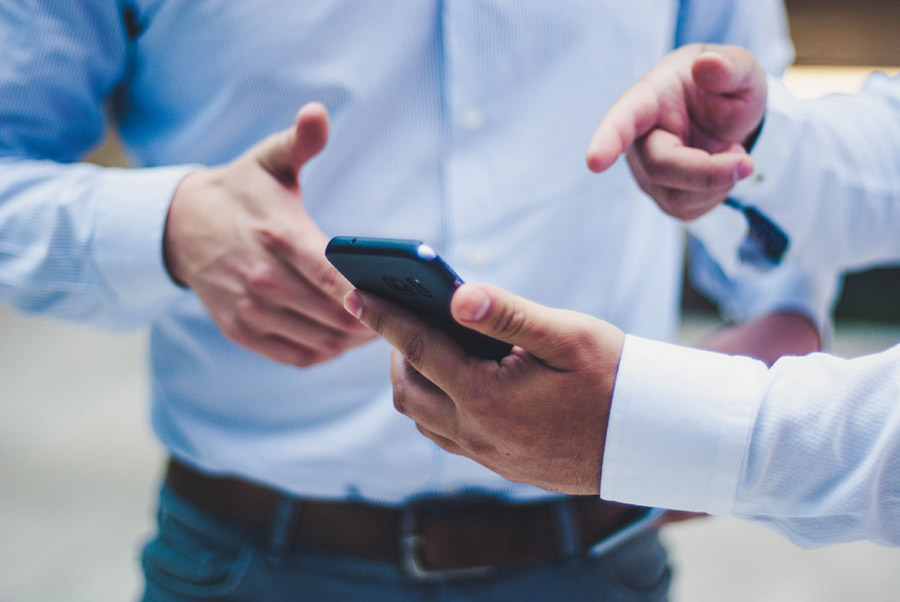 personas con dispositivo movil - firma digital - firma electronica - certificadoelectronico.es