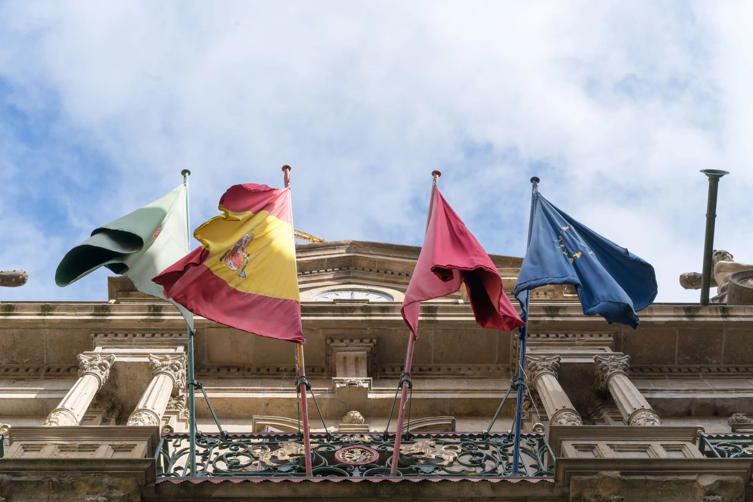 Banderas de España y Europa - Qué es un prestador de servicios electrónicos de confianza - CertificadoElectronico.es