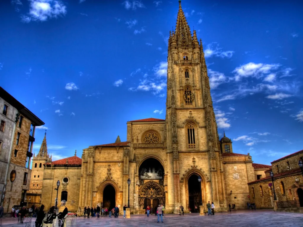 Catedral-de-Oviedo-Empadronamiento online en Asturias-CertificadoElectronico.es