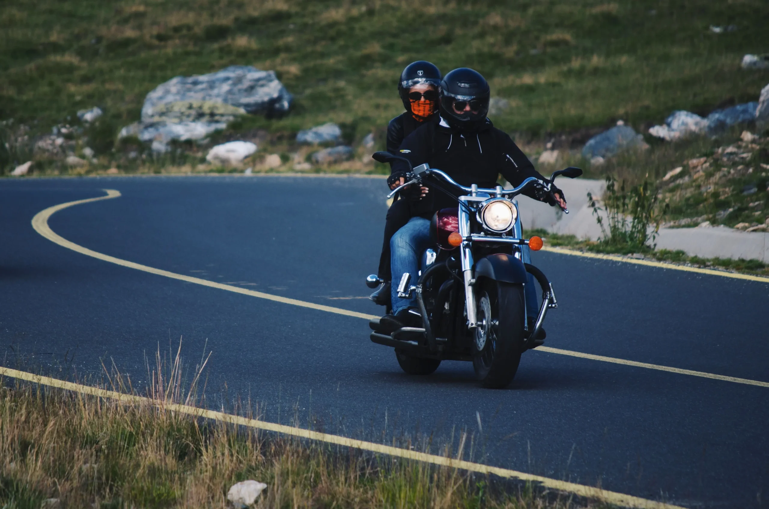 Dos personas en moto - Multas en papel DGT - CertificadoElectronico.es