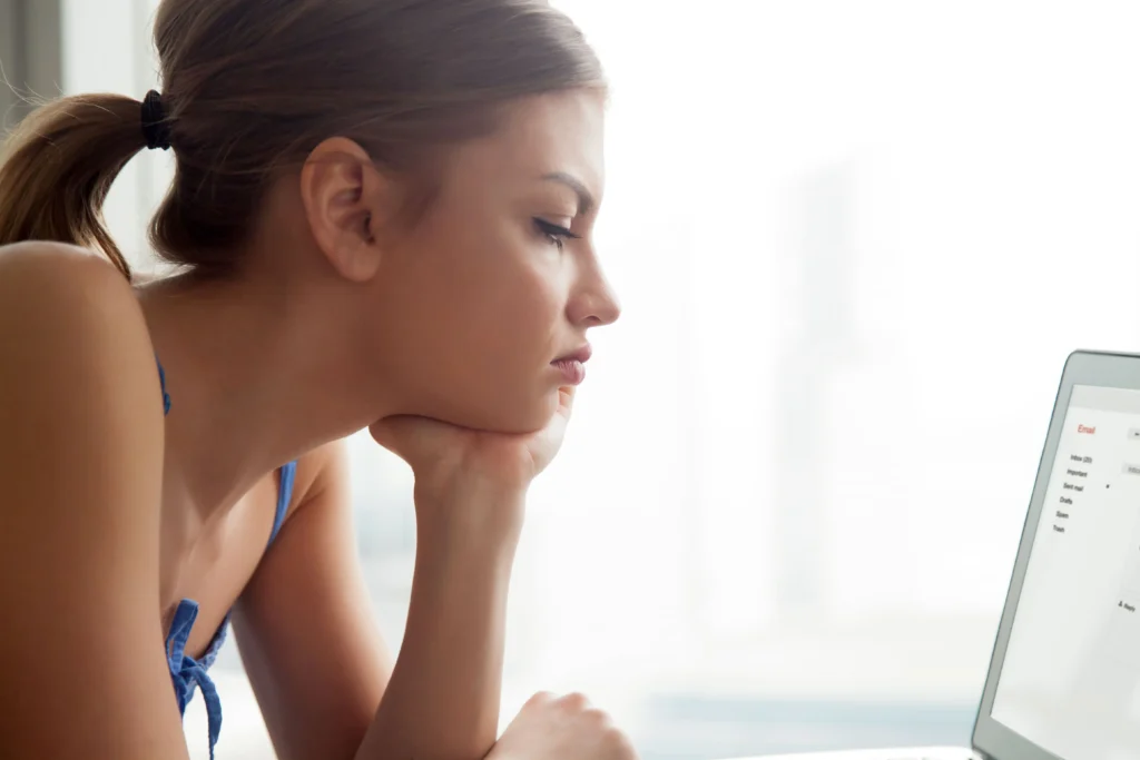 Mujer leyendo sus notificaciones - Notificación de Hacienda - CertificadoElectronico.es