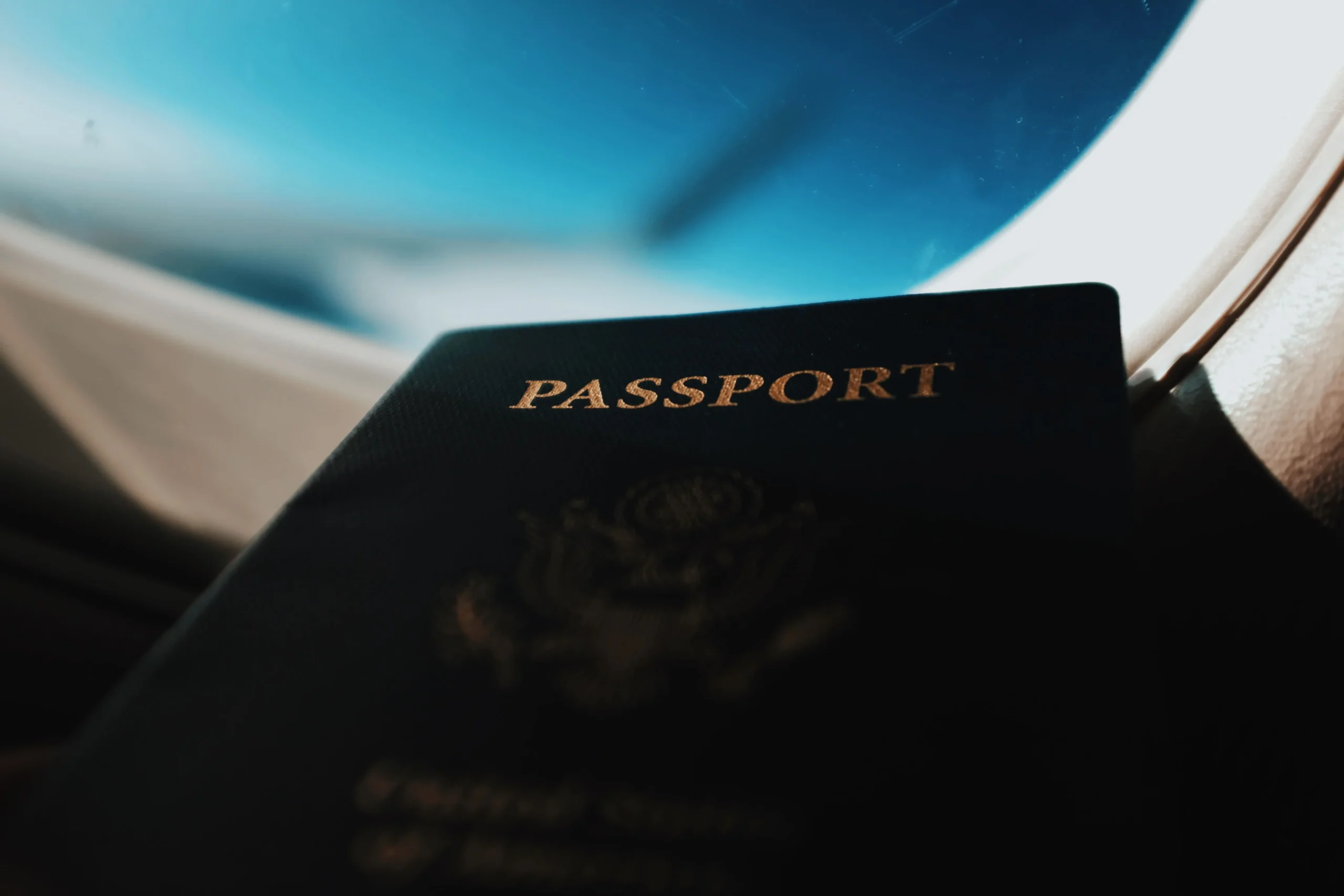 Pasaporte en un avión - Certificado Covid - CertificadoElectronico.es