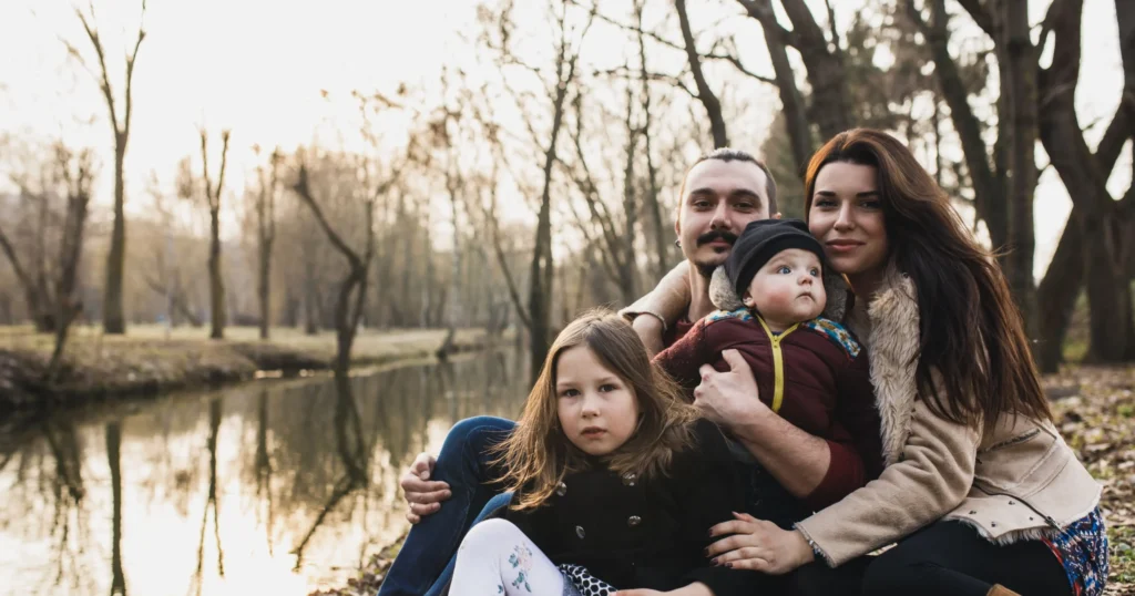 Familia con dos hijos - Ayudas a familias con hijos - CertificadoElectronico.es