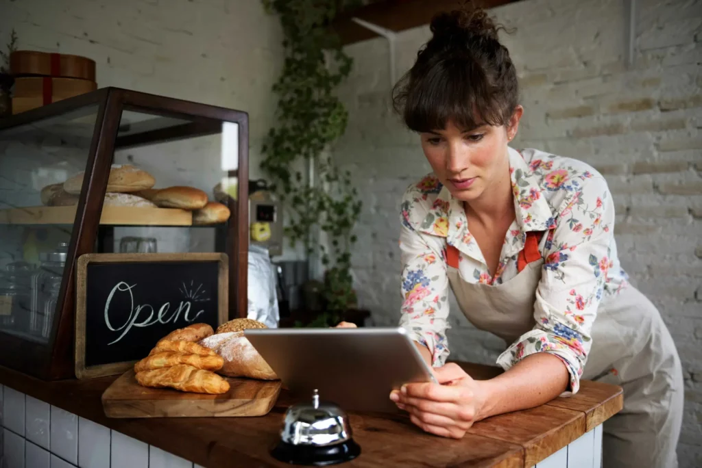 Mujeres-usando tablet cambio en la cotizacion-CertificadoElectronico.es