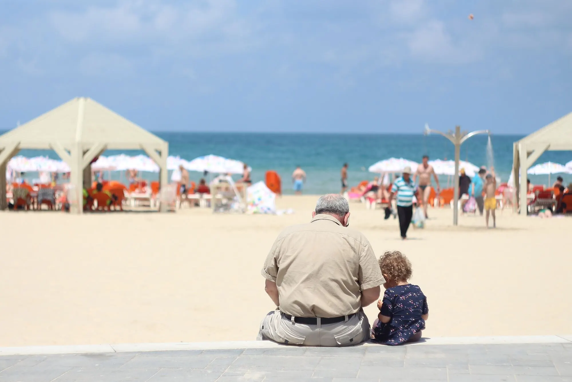 Abuelo y nieto - Cómo pedir tu jubilación online - CertificadoElectronico.es