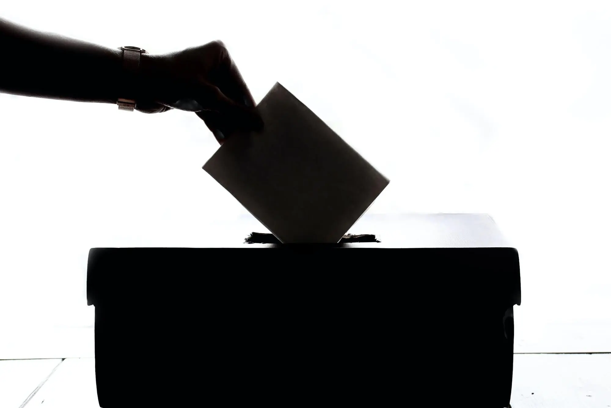 Persona votando - Voto por correo - CertificadoElectronico.es