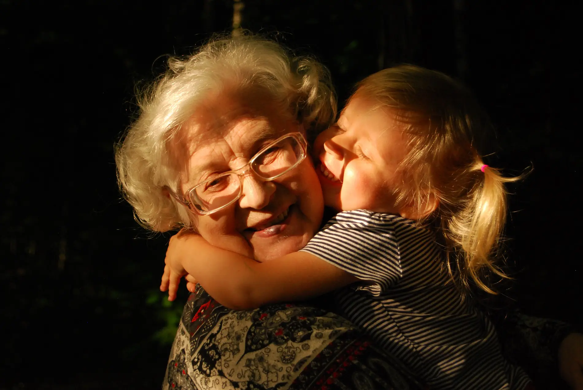 Abuela con su nieta - pensión de viudedad - CertificadoElectronico.es