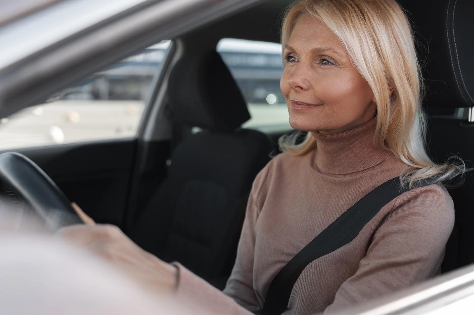 Mujer conduciendo - Curso de recuperación de puntos del carnet de conducir - CertificadoElectronico.es