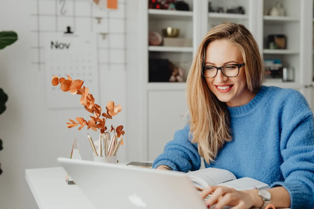 Mujer usando un portátil - consultar una prestación - CertificadoElectronico.es