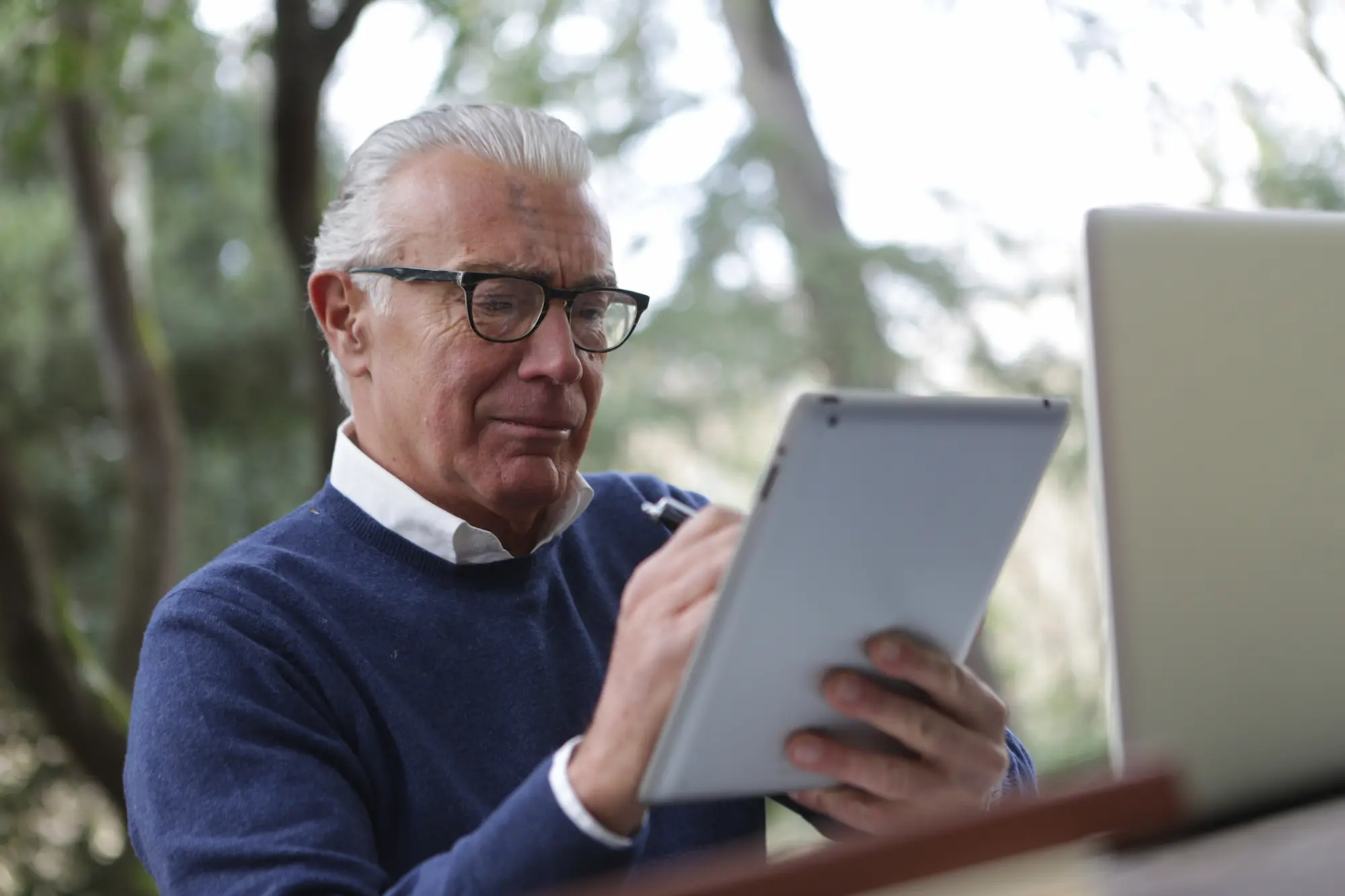 hombre mayor utilizando una tablet - revalorización de las pensiones - CertificadoElectronico.es