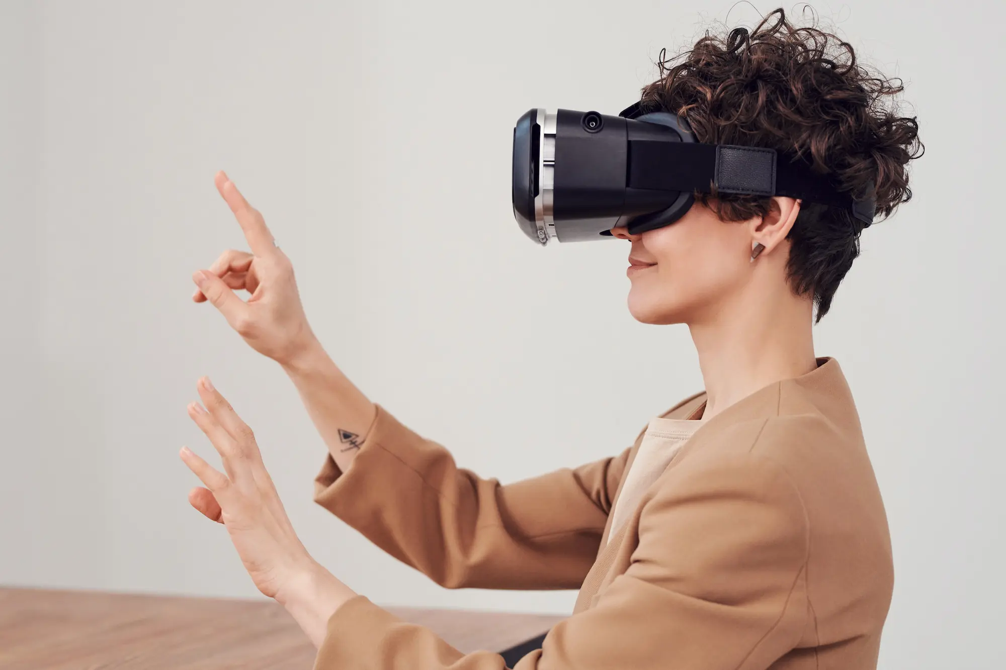 Mujer usando gafas - realidad virtual - CertificadoElectronico.es