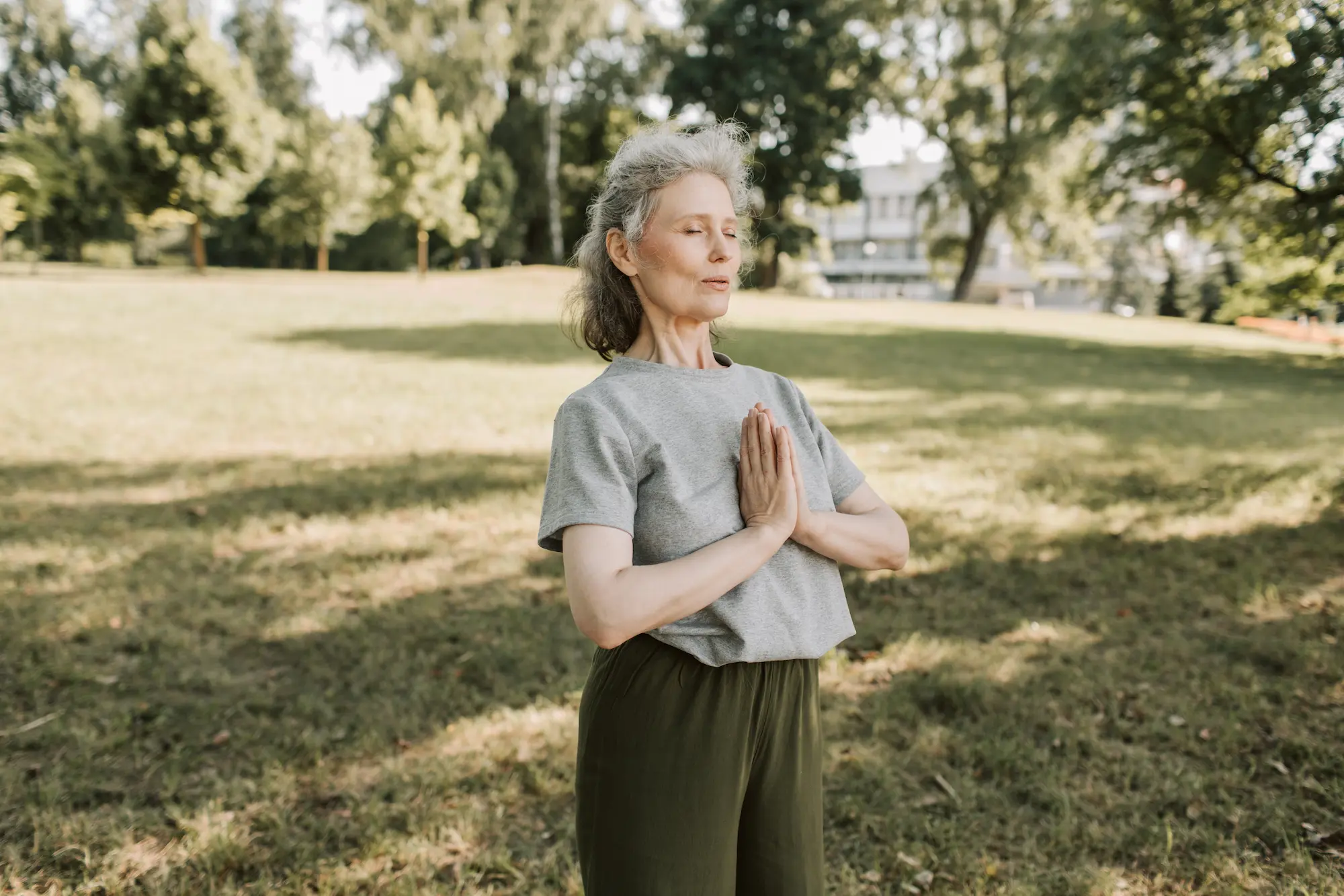 Mujer jubilada haciendo yoga - impuestos jubilados - CertificadoElectronico.es