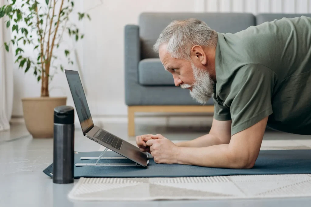 Persona jubilada usando ordenador - jubilación - CertificadoElectronico.es