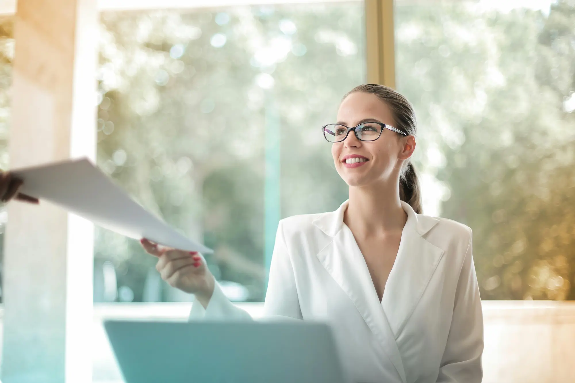 Mujer trabajadora - prórroga - CertificadoElectronico.es