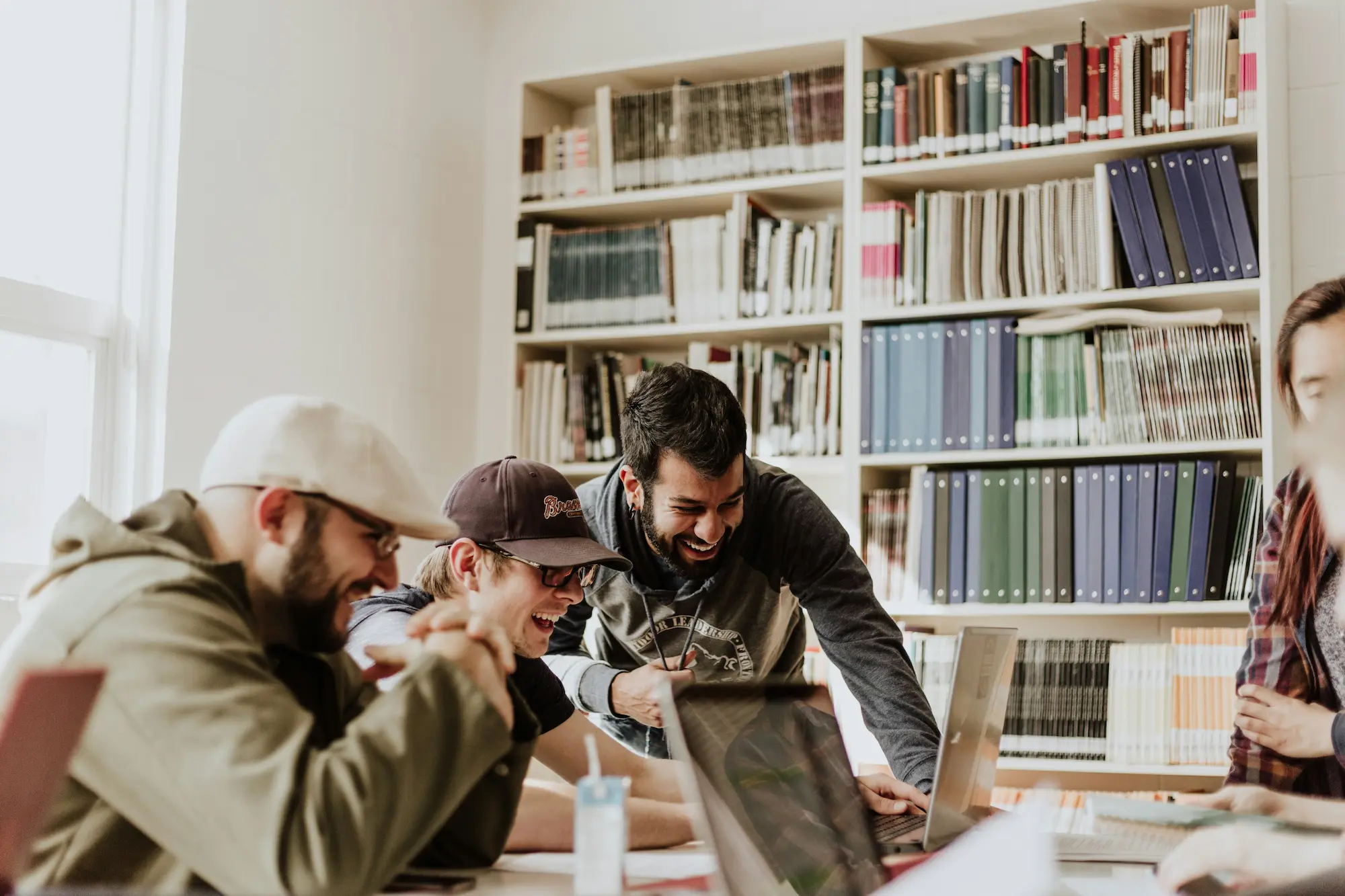 Trabajadores formándose - reintegro de bonificaciones - CertificadoElectronico.es