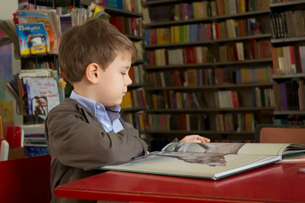 Niño en el colegio - seguro escolar - CertificadoElectronico.es