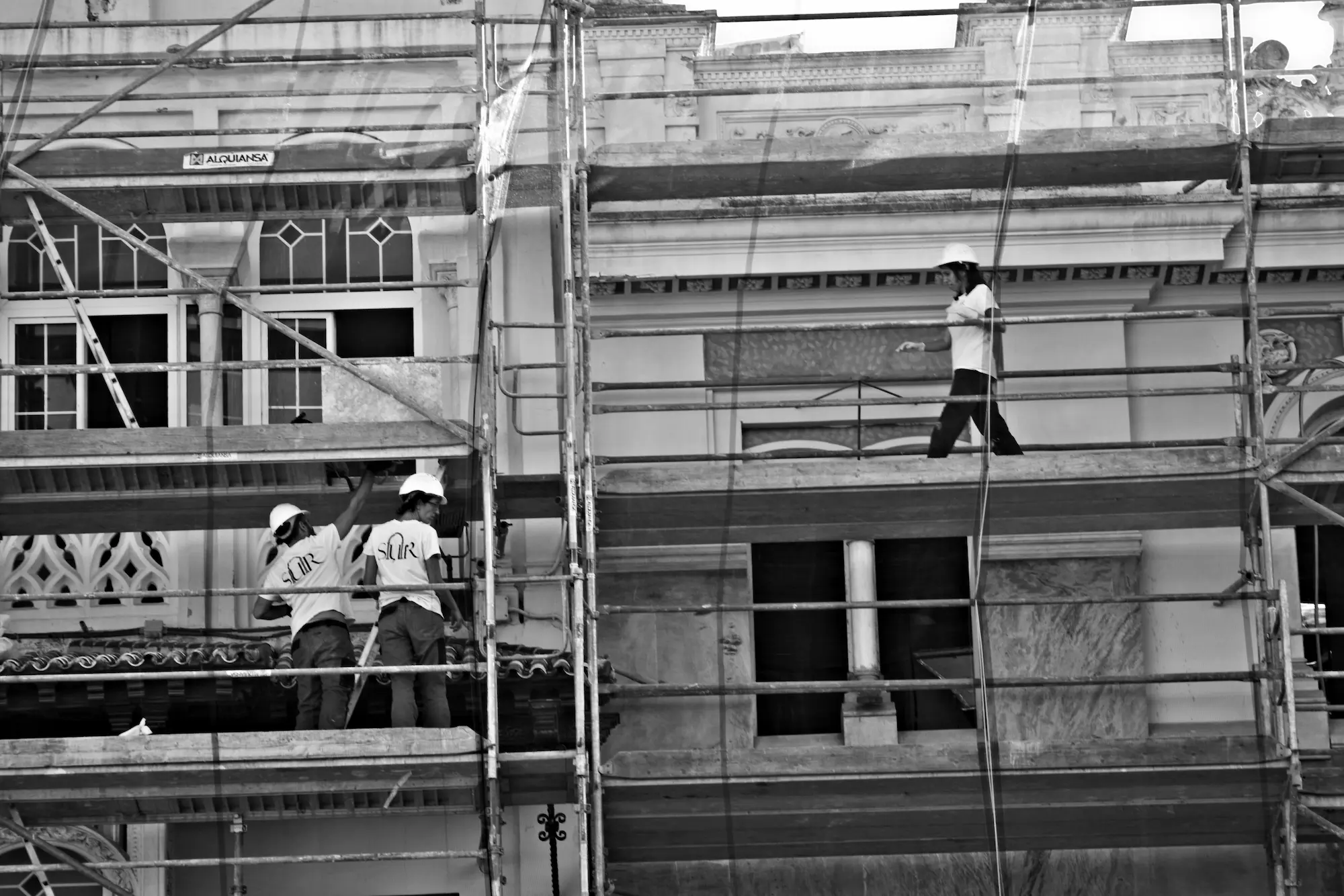 Obreros trabajando - inteligencia artificial - CertificadoElectronico.es