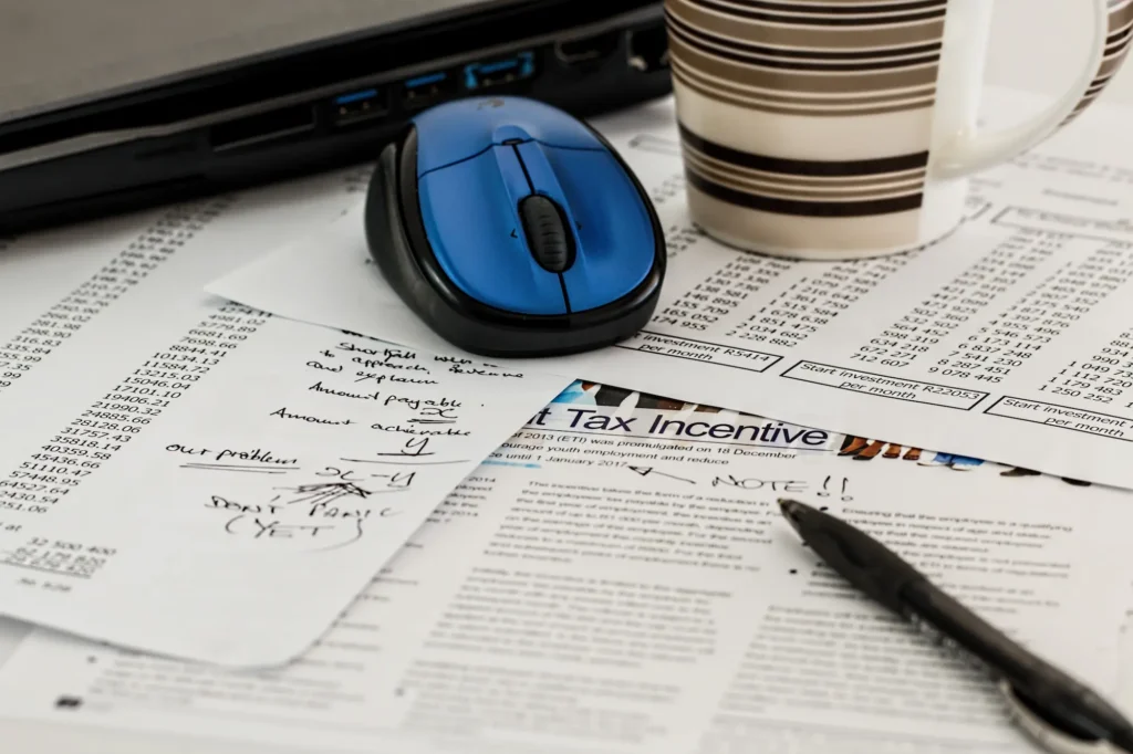 Persona calculando impuestos - certificado de retenciones - CertificadoElectronico.es