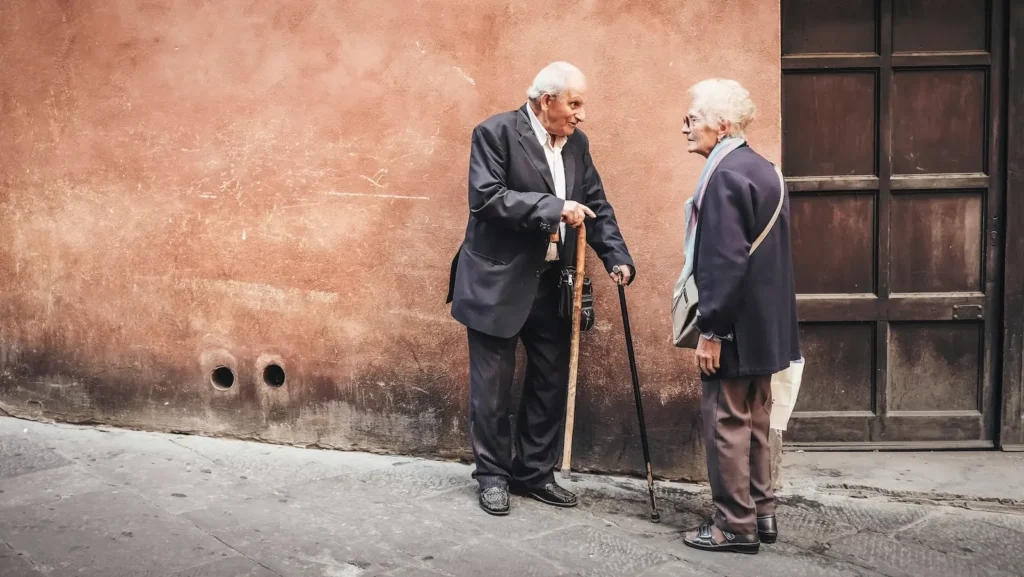 Pareja de personas jubiladas - ayudas asistenciales - CertificadoElectronico.es