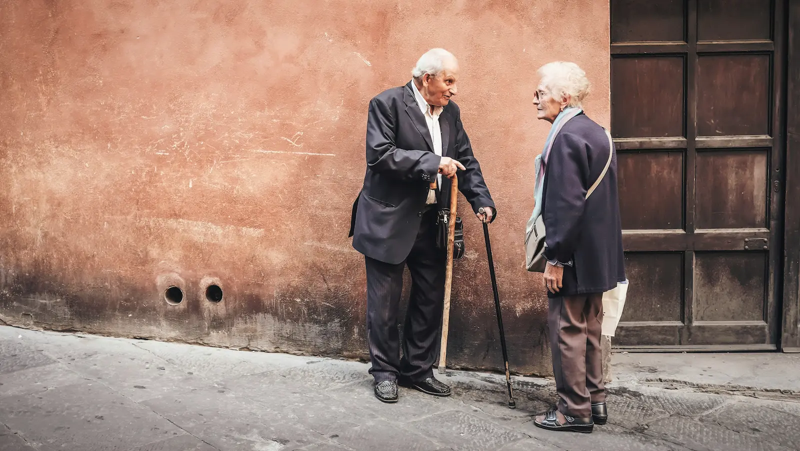 Pareja de personas jubiladas - ayudas asistenciales - CertificadoElectronico.es