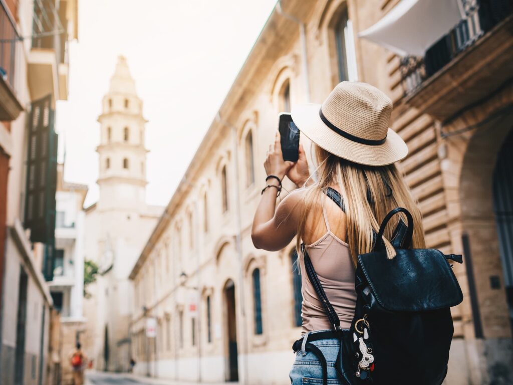 Turista de viaje - renovar la tarjeta sanitaria europea - CertificadoElectronico.es