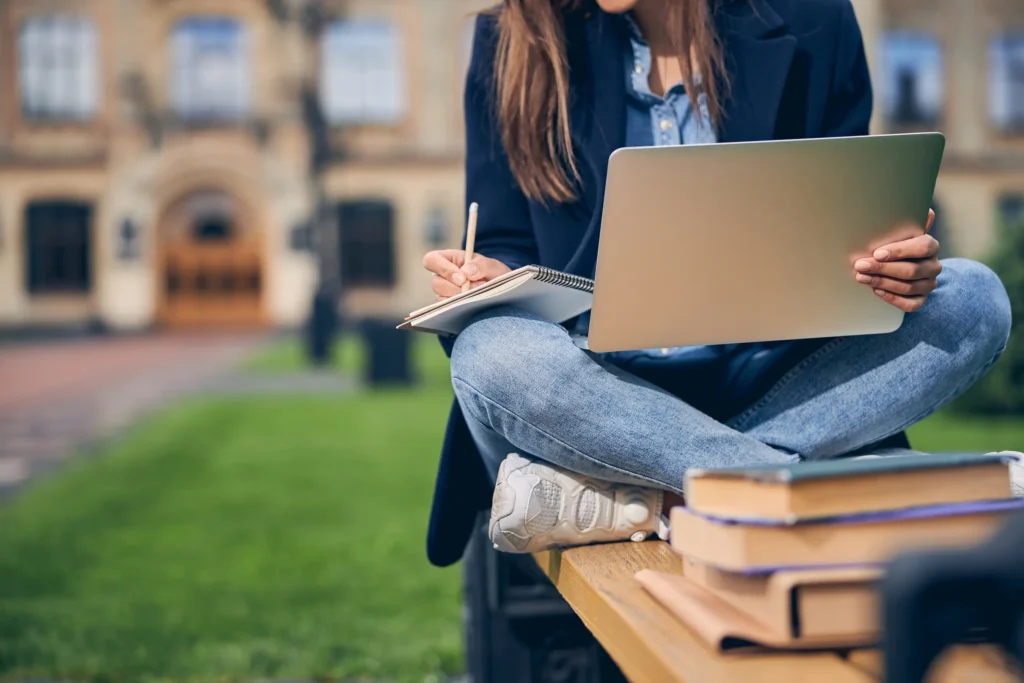 Estudiante universitaria - UNED - CertificadoElectronico.es