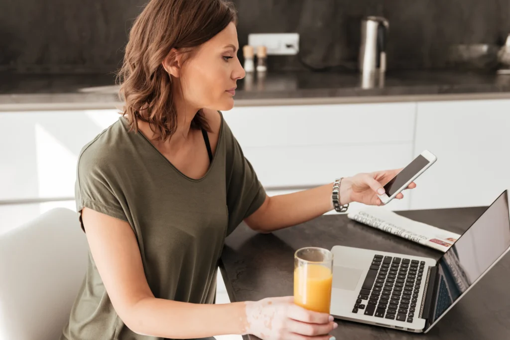 Mujer haciendo trámites online - retenciones - CertificadoElectronico.es