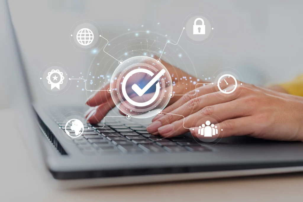 Mujer usando ordenador de forma segura - certificado software - CErtificadoElectronico.es