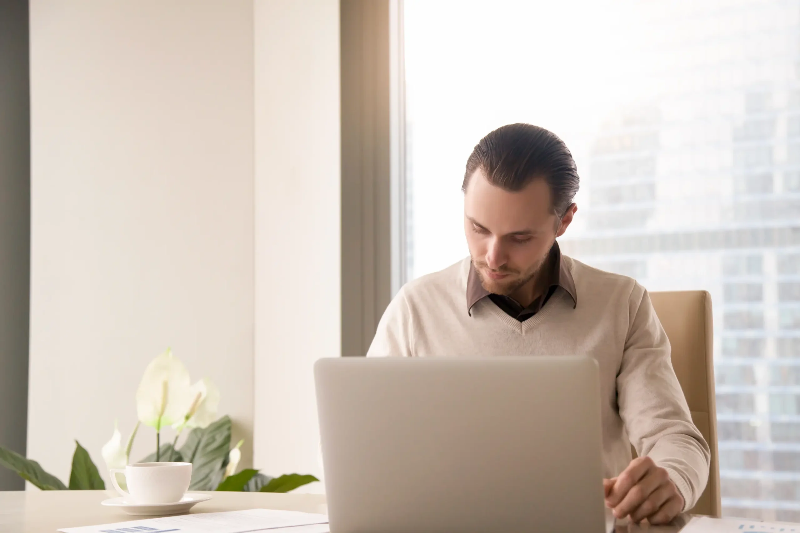Persona usando su portátil – SEPE – CertificadoElectronico.es Persona usando su portátil - SEPE - CertificadoElectronico.es
