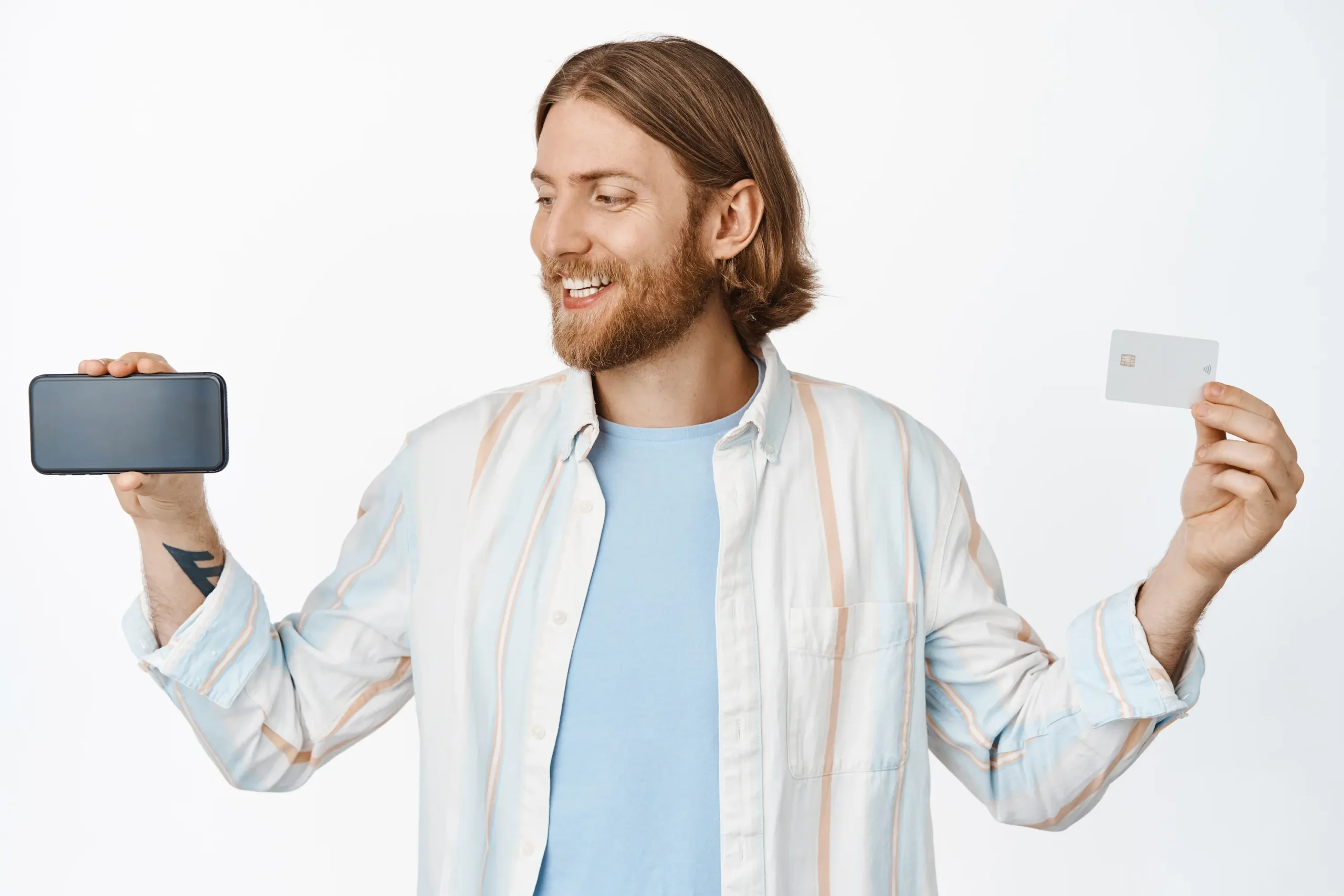 Hombre usando su cartera digital – Reglamento eIDAS 2 – CertificadoElectronico.es Hombre usando su cartera digital - Reglamento eIDAS 2 - CertificadoElectronico.es